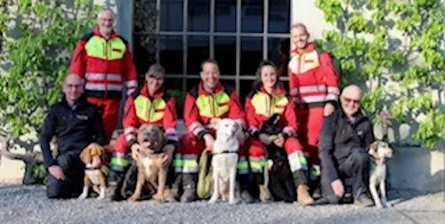Team Mantrailing Vorarlberg – Hundeführer und Suchhunde in Einsatzkleidung